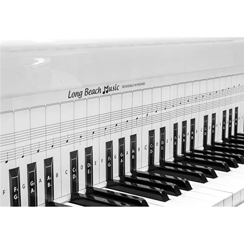 피아노 건반 뒤에 대한 키보드 및 노트 차트 연습